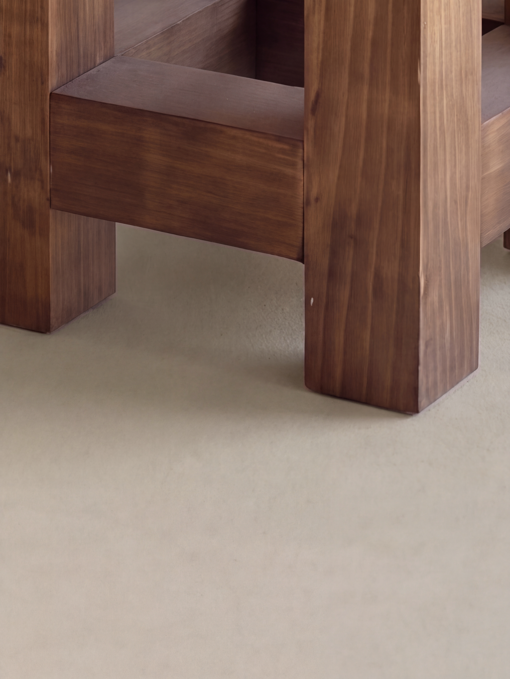 Round Farmhouse Table — lower rail and feet