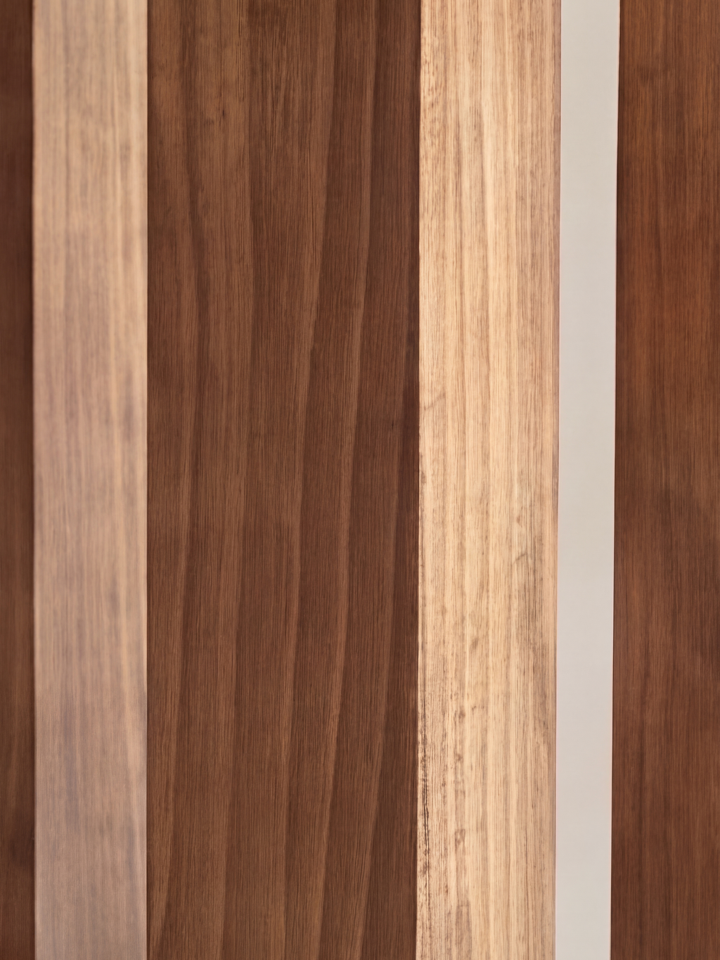 Round Farmhouse Table — timber grain detail