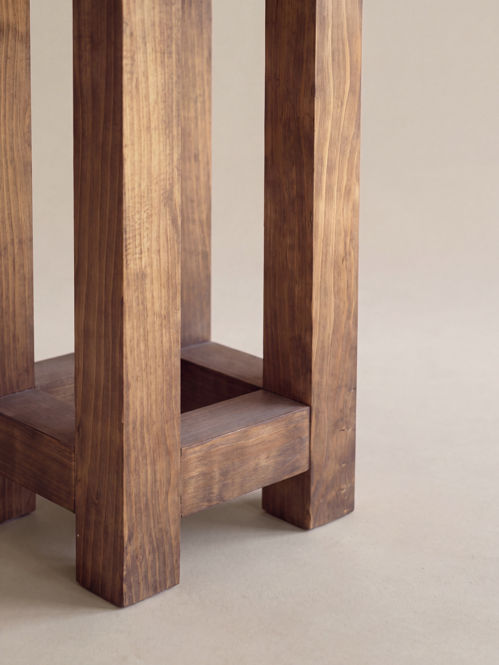 Round Farmhouse Table — alternative angle b